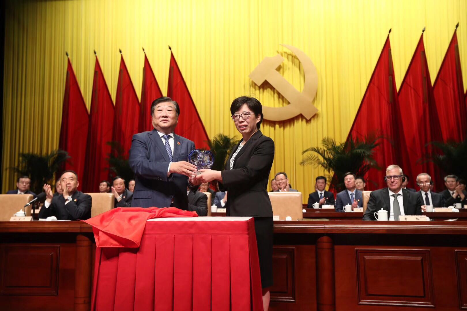 ms-xu-ping-named-outstanding-global-investment-partner-for-weichai